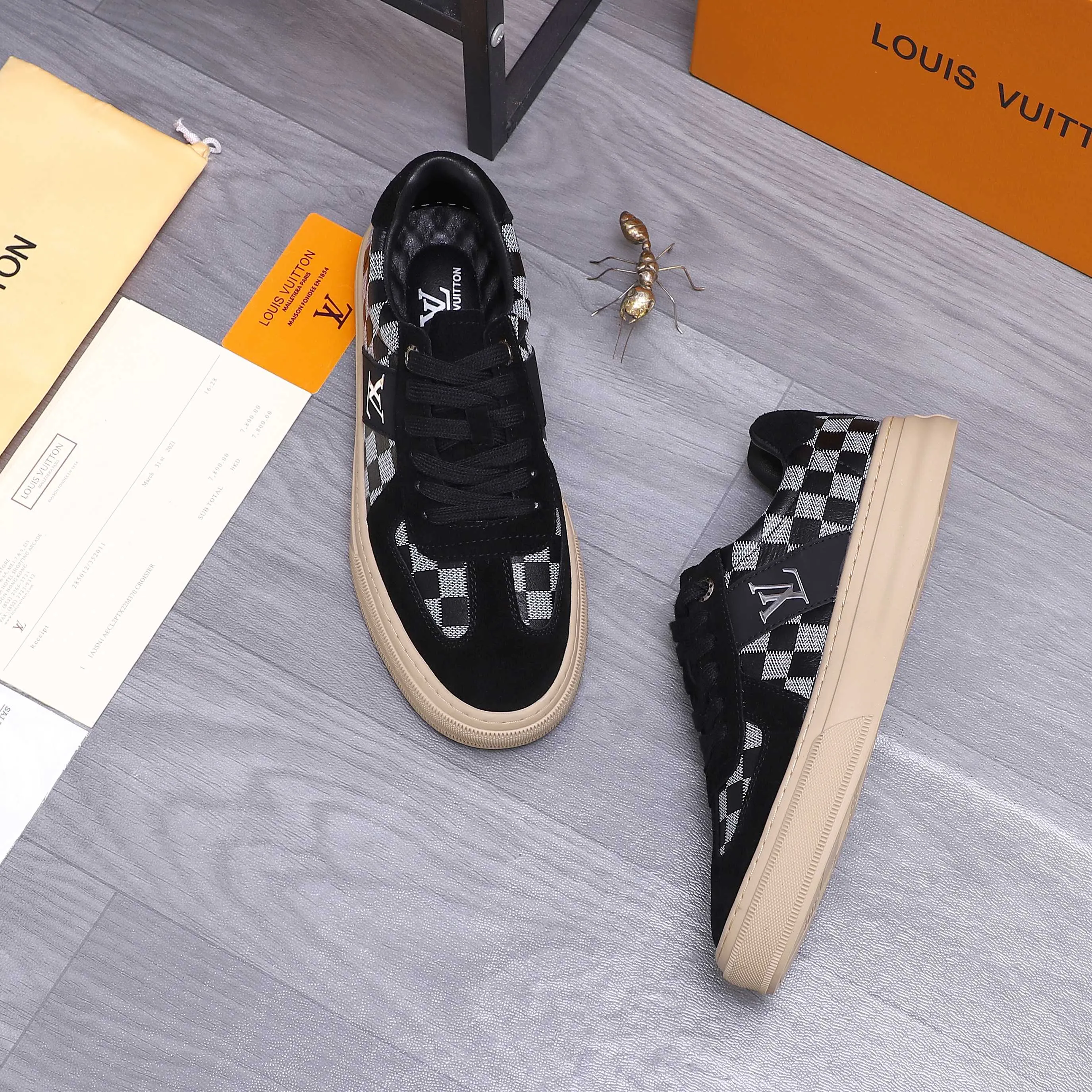 Men's shoes 💰p400 Product trademark: LV "Louis Vuitton" casual lace-up men's shoes Regular size: 38-44 Product materials: Selected matte cowhide stitching plaid cowhide upper, sheepskin lining, rubber outsole
